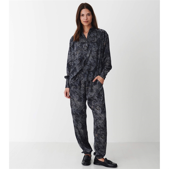 Karmamia Cora Bukser, Gaia Paisley